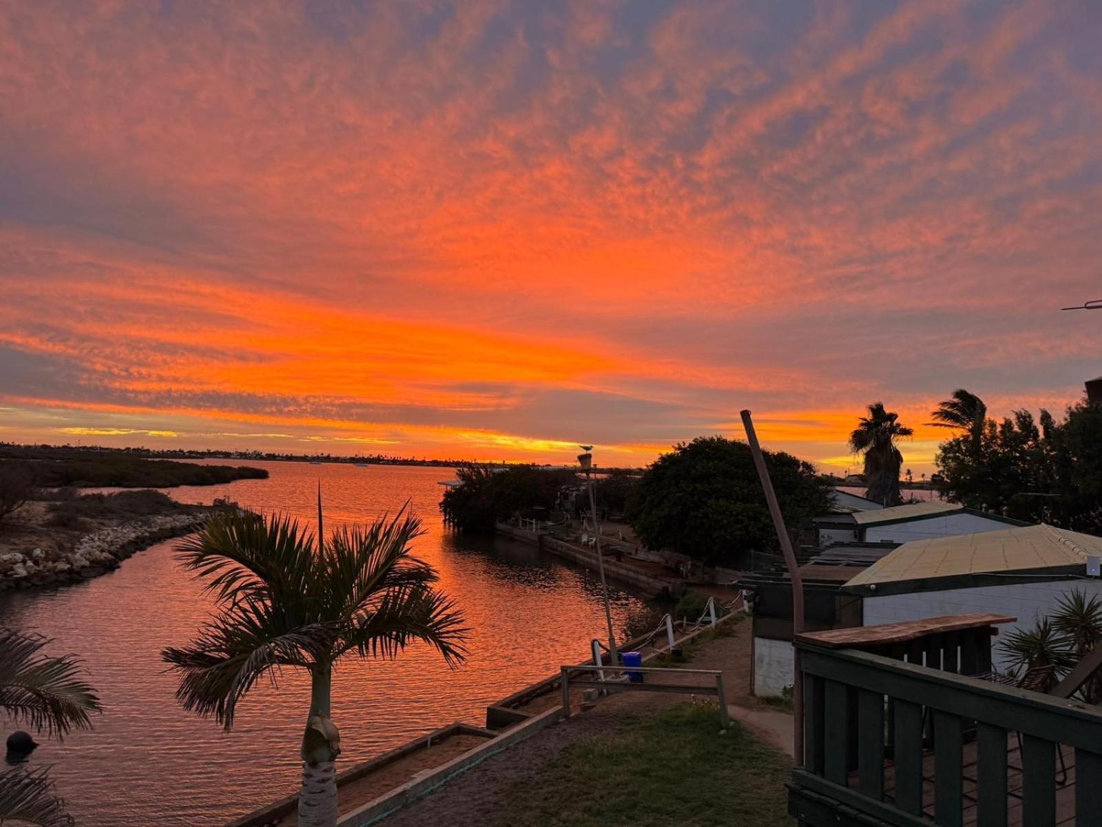 Pelican Point Waterfront Resort Formerly Carnarvon Beach Retreat エクステリア 写真