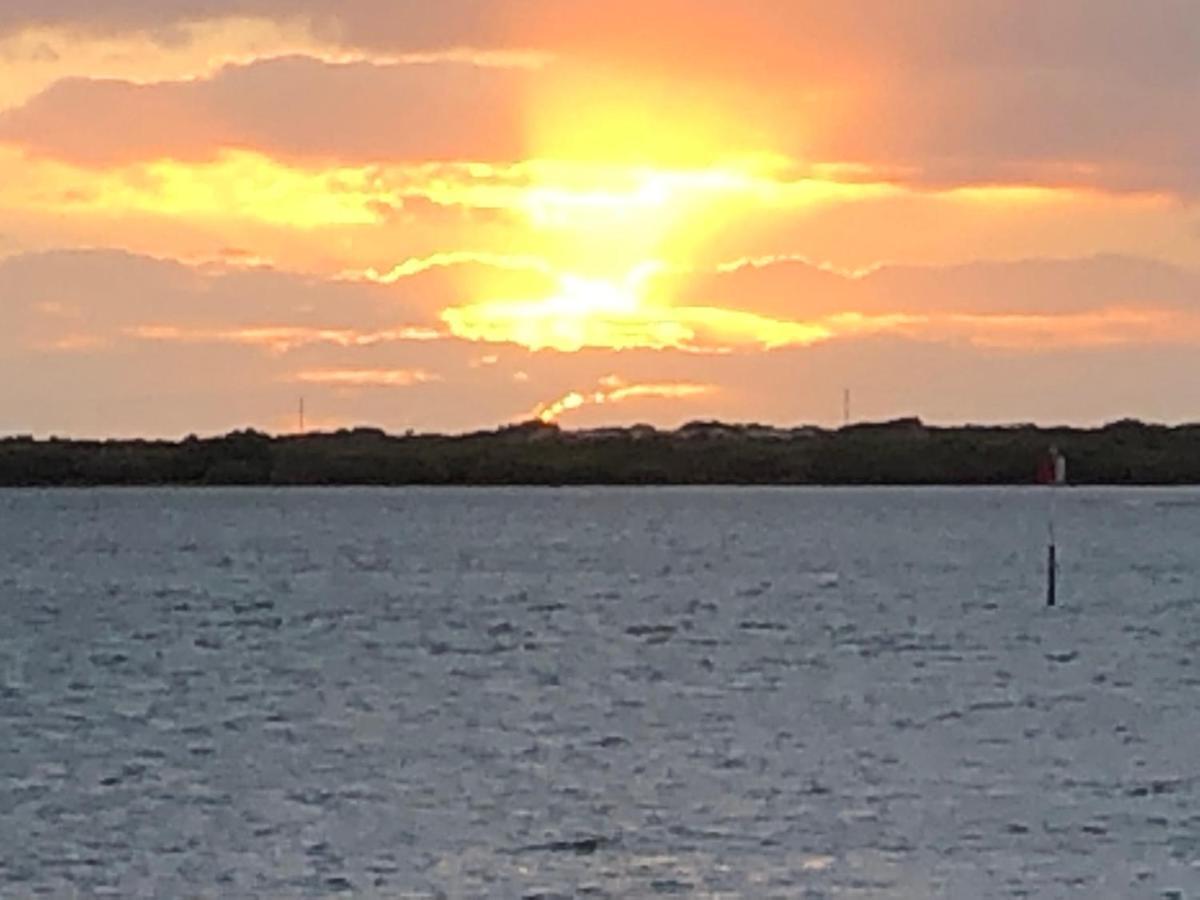 Pelican Point Waterfront Resort Formerly Carnarvon Beach Retreat エクステリア 写真